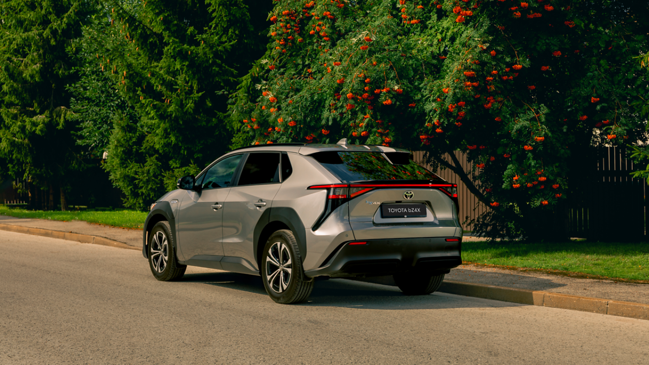 Pilnībā elektriskais Toyota bZ4X Luxury
